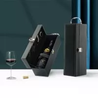 it vinho 4 peças em maleta de couro sintético. Contém saca-rolhas metálico, bico condutor com tampa, cortador de lacre e wine colar. Maleta com alça, trava de segurança e parte interna revestida de veludo com área de acomodação para garrafa.