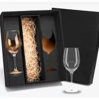Jogo com 2 taças de Vidro para Vinho, com espaço para a garrafa. Capacidade: 490ml. Ideal para brindar os melhores momentos. NÃO ACOMPANHA GARRAFA