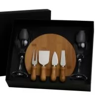 Caixa para presente VIP com 02 taças de vidro para vinho 380ml mais kit para queijo cotendo: tábua em bambu, faca de ponta, espátula, garfo e faca ponta reta em bambu/aço inox (medida tábua: 220x12mm).
