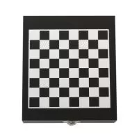 Kit vinho 4 peças em estojo tabuleiro de xadrez. Contém wine collar, tampa de bico, bico condutor com tampa e saca-rolhas metálico com lâmina de corte e abridor de garrafa. Estojo com trava de segurança e área interna com berço de espuma, acompanham 32 peças de xadrez e plaquinha metálica para personalização.