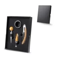 Kit vinho contendo 1 anel corta-gotas, 1 tampa de metal para garrafa, 1 bico dosador de metal e uma tampa de bambu e 1 saca-rolhas de metal e bambu com corta lacre. Acompanha caixa presenteável fabricada em papel cartonado resistente.