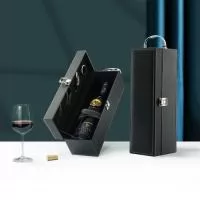 Kit vinho 4 peças em maleta de couro sintético. Contém saca-rolhas metálico, bico condutor com tampa, cortador de lacre e wine colar. Maleta com alça, trava de segurança e parte interna revestida de veludo com área de acomodação para garrafa.  Altura: 11,9 cm Largura: 11,4 cm Comprimento: 34,2 cm Medidas aproximadas para gravação: (CxL): 9,8 cm x 33,3 cm