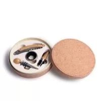 Kit Vinho 5 peças, contendo: Estojo redondo de cortiça com base emborrachada bege claro; Saca Rolha de metal com detalhes em bambu; Corta gotas de metal; Bico para servir de metal com tampa acoplada em bambu; Tampa de metal com detalhe em bambu.