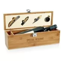 Conjunto para vinho em bambu e zinco. Incluso saca-rolhas com canivete de sommelier, gargantilha, salva-gotas com tampa e rolha. Por ser um produto composto por materiais naturais, a cor e tamanho do produto e o resultado da impressão podem variar entre produtos