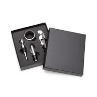 Kit vinho composto por 4 itens: saca-rolhas de dois estágios em inox, anel corta-gotas (wine collar) em liga de zinco e feltro, além de bico dosador e tampa de bico, ambos em liga de zinco com revestimento em silicone. Acompanha estojo em papelão e revestimento interno em espuma de EVA para acomodar os itens do conjunto.  Altura: 15,7 cm Largura: 13,8 cm Medidas aproximadas para gravação: (CxL): 14 cm x 12 cm (tampa do estojo) Tampa de Bico (A x L): 9 cm x 2 cm Bico dosador (A x L): 7,7 cm x 2,2 cm Anel corta-gotas/Wine Collar (A x L x P): 4 cm x 4 cm x 1,9 cm Saca-rolhas (A x L): 12,1 cm x 2,3 cm Estojo (A x L x P): 15,7 cm x 13,8 cm x 3,1 cm