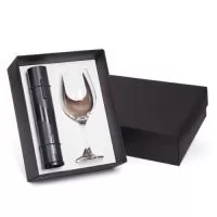 Kit em caixa de papel, taça de vinho 385ml, abridor de vinho elétrico com carregamento via USB. Gravação a laser nas peças..