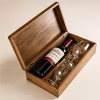 kit vinho em caixa de madeira com 2 taças