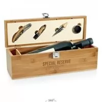 Conjunto para vinho em bambu, inox e ABS. Incluso saca-rolhas com canivete de sommelier, gargantilha, salva-gotas com tampa e rolha. A cor e o resultado da impressão nos materiais naturais pode variar entre produtos. 363 x 112 x 119 mm