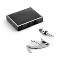 Conjunto para vinho em zinco e inox. Incluso saca-rolhas com canivete de sommelier e rolha. Fornecido em caixa presente. 103 x 133 x 28 mm