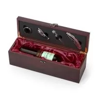Kit vinho 4 peças em maleta de madeira cor vinho: wine collar, bico condutor com tampa, tampa de bico e saca rolha. NÃO ACOMPANHA GARRAFA.