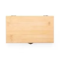 Kit vinho 5 itens: saca-rolhas com cabo bambu, termômetro em vidro, wine collar, bico dosador e tampa. Estojo em bambu.