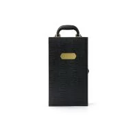 Kit vinho 4 peças em maleta de couro sintético texturizada. Contém saca-rolhas metálico, bico condutor com tampa, cortador de lacre e wine collar. Maleta com alça, trava de segurança e plaquinha plástica fixa. Área interna revestida de veludo com sup