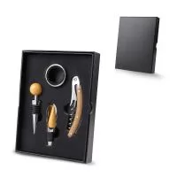 Kit vinho contendo 1 anel corta-gotas, 1 tampa de metal para garrafa, 1 bico dosador de metal e uma tampa de bambu e 1 saca-rolhas de metal e bambu com corta lacre. Acompanha caixa presenteável fabricada em papel cartonado resistente.