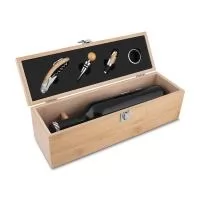 Kit Vinho em bambu com interior em EVA e fecho em inox, suporte para garrafa de vinho de 750 ml (padrão). Contém: saca-rolha de metal com detalhes em bambu e cortador de lacre, anel corta-gotas de metal, bico para servir de metal com tampa em bambu e