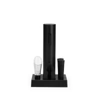 Kit vinho com seis peças, incluindo saca-rolhas recarregável com acionamento por botões, bico dosador, duas rolhas plásticas, cortador de lacre e base organizadora. Acompanha cabo USB-C.