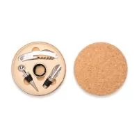 Kit vinho composto por 4 itens: saca-rolhas de um estágio em inox, anel corta-gotas (wine collar) em liga de zinco com revestimento em feltro, bico dosador em liga de zinco com detalhes em silicone e tampa de bico dosador em inox, zinco e silicone. A