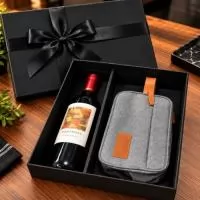 Descrição:  1 VINHO 750 ML 1 NECESSAIRE DE POLIÉSTER CAIXA CARTONASA 25X35X9 + FITA DE CETIM