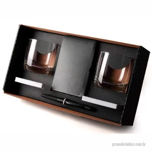 Kit whisky personalizado - Kit para whisky e jogos. Conta com dois copos para whisky, baralho, caneta esferográfica e bloco para anotações. Estão perfeitamente acomodados em uma caixa para presentear.