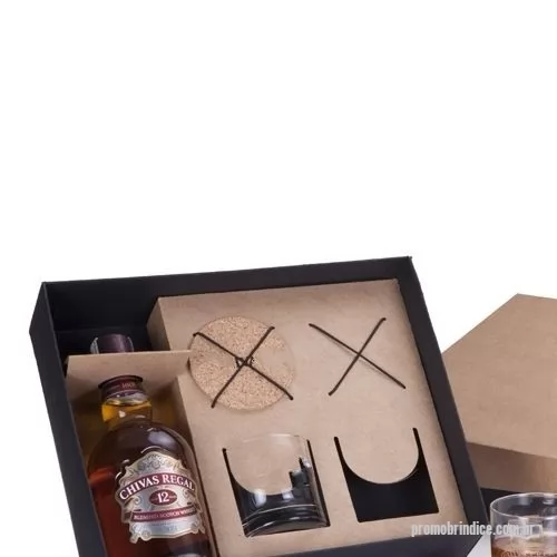 Kit whisky personalizado - 1 Gfa Whisky Escocês Chivas Regal 12 anos 750ml 2 Copos rocks de vidro 310ml J255 2 porta copos de cortiça 1 Caixa e berço corte e vinco em papel cartão 400gr Peso 2.620 / 34x28x9cm