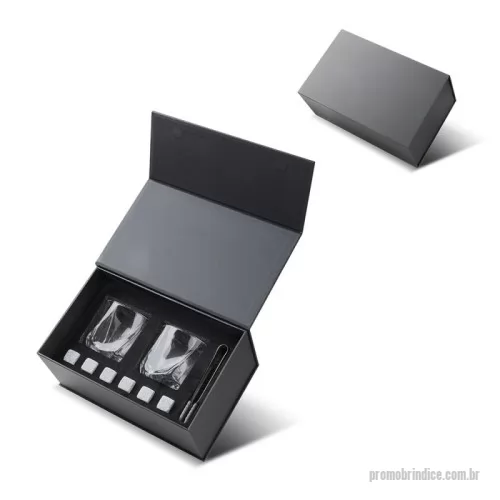 Kit whisky personalizado - Kit drink contendo 2 copos de vidro (200ml cada), 1 pinça para gelo com pontas em silicone e 6 pedras de granito para gelo, acondicionado em caixa presenteável fabricada em papel cartonado resistente. Dimensão do Produto: 12,1x27,5x17,2cm