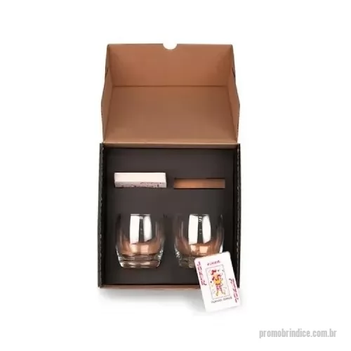 Kit whisky personalizado - Kit Whisky Personalizado Com Baralho E Copos, Conta com dois copos em vidro e dois jogos de baralho. Estão perfeitamente acomodados em uma caixa para presentear.