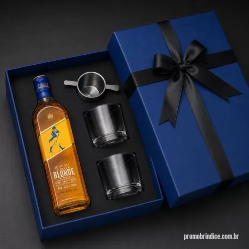 Kit whisky personalizado - DESCRIÇÃO: 1 CAIXA CARTONADA 39,5X25,5X9,5 + FITA CETIM 1 WHISKY JOHNNIE WALKER BLONDE 750ML 2 COPOS UISQUE / WHISKY 265 ML NADIR VIDRO 1 DOSADORES MEDIDOR DE BEBIDAS 50ML INOX COM APOIO