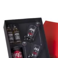 2 Whiskey Jack Daniel´s 50 ml 1 Coca Cola 350ml 2 Copos de vidro personalizados 216ml 2 Mexedores de acrilico 1 Caixa e berço corte e vinco em papel cartão 28x22x10cm / peso 1.040g