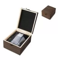 O Kit Drink inclui copo de vidro (200 ml), pegador de gelo em aço inox, sacola pequena em veludo para guardar as pedras,  4 pedras de granito para gelo reutilizáveis e caixa de madeira elegante.Dimensão Produto: 10,5x15x18 cm (Caixa) (AxLxP)