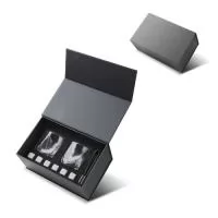 Kit drink contendo 2 copos de vidro (200ml cada), 1 pinça para gelo com pontas em silicone e 6 pedras de granito para gelo, acondicionado em caixa presenteável fabricada em papel cartonado resistente. Dimensão do Produto: 12,1x27,5x17,2cm