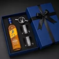 DESCRIÇÃO: 1 CAIXA CARTONADA 39,5X25,5X9,5 + FITA CETIM 1 WHISKY JOHNNIE WALKER BLONDE 750ML 2 COPOS UISQUE / WHISKY 265 ML NADIR VIDRO 1 DOSADORES MEDIDOR DE BEBIDAS 50ML INOX COM APOIO