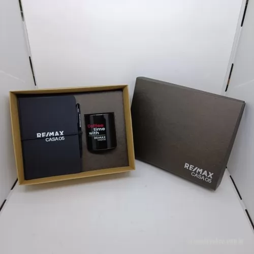 Kit xícara personalizado - Kit xícara Personalizado D590 com sua logomarca. 20 anos ajudando a cotar Brindes Promocionais com várias empresas num único clique. Kit onboarding personalizado em caixa de papel com 1 caderno moleskine 90x140mm, 1 caneta metal INKY. Até 1,5 km de escrita e 1 xícara de Porcelana 120ml. Gravação no moleskine (UV Digital colorido), caneta (laser), xícara (01 cor no decalque) e tampa da caixa (Silk Screen no prata ou dourado).Kit onboarding personalizado em caixa de papel com 1 caderno moleskine 90x140mm, 1 caneta metal INKY. Até 1,5 km de escrita e 1 xícara de Porcelana 120ml. Gravação no moleskine (UV Digital colorido), caneta (laser), xícara (01 cor no decalque) e tampa da caixa (Silk Screen no prata ou dourado).Kit xícara Personalizado, 149083, Design Promo Kits Corporativos. Clique e Cote no Portal PromoBríndice!