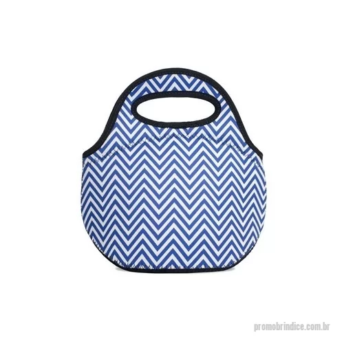 Lancheira térmica personalizada - Lancheira Térmica em Neoprene Personalizada – Fabricação Própria  A Lancheira Térmica em Neoprene Personalizada é a solução ideal para transportar alimentos e bebidas com praticidade, segurança e estilo. Produzida pela EV Brindes, com fabricação própria, oferece personalização completa e pode ser confeccionada em diferentes medidas, cores e materiais para atender às necessidades da sua empresa ou campanha promocional.  Fabricada em neoprene de alta qualidade, proporciona excelente isolamento térmico, ajudando a conservar a temperatura dos alimentos por mais tempo. Seu material flexível, resistente e leve garante conforto no transporte e maior durabilidade para o uso diário.  Com personalização 100% em alta definição, a lancheira térmica é uma excelente ferramenta de divulgação da marca, sendo amplamente utilizada em ações promocionais, eventos corporativos, programas de qualidade de vida, academias, escolas, empresas e campanhas de marketing.  A EV Brindes possui fábrica própria especi