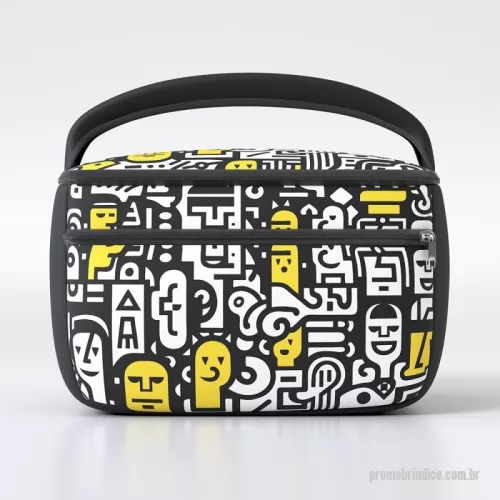 Lancheira térmica personalizada - A lancheira masculina em neoprene é o acessório perfeito para homens que procuram praticidade e estilo na hora de transportar suas refeições. Fabricada com material de alta qualidade, essa lancheira garante a conservação dos alimentos frescos e na temperatura ideal, sendo ideal para o dia a dia corrido. Seja para o trabalho, academia ou atividades ao ar livre, a lancheira masculina em neoprene é a escolha certa para quem valoriza saúde e bem-estar.