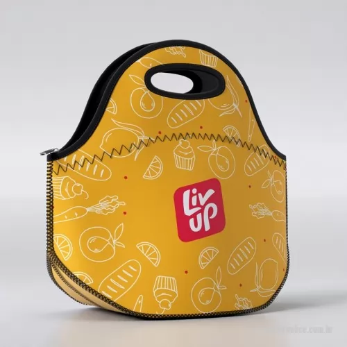 Lancheira térmica personalizada - A Lancheira Térmica em Neoprene Personalizada da Brinde Leve é a solução ideal para empresas que desejam oferecer brindes funcionais e de alta qualidade. Fabricada em neoprene, material reconhecido por suas propriedades isolantes térmicas, nossa lancheira mantém alimentos e bebidas na temperatura ideal por mais tempo. Seja para eventos corporativos, campanhas promocionais, feiras ou ações de endomarketing, nossas lancheiras térmicas garantem visibilidade e valorização da marca.  A personalização é um dos grandes diferenciais da Lancheira Térmica em Neoprene Personalizada da Brinde Leve. Oferecemos uma impressão de alta definição para que sua logo, mensagem ou arte exclusiva seja destacada de forma vibrante e duradoura. Cada lancheira é uma tela em branco para a criatividade, permitindo que sua marca se destaque em qualquer evento.  Além da estética e funcionalidade, nossa lancheira térmica é projetada para o uso diário, garantindo praticidade e conveniência para os usuários. O neoprene