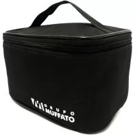 Confeccionada em Nylon 600, ou Oxford Plastificado, ou Nylon 70 PVC. Forrada com isomanta  de alumínio 4 mm. Alça de mão. Tamanho 22 X 15 X 13 cm (4 litros). Gravação sugerida - Serigrafia - Transfer - Bordado - Sublimação