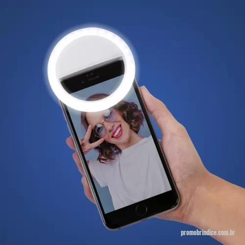 Lanterna personalizada - Anel de iluminação para celular, utilizado para fotos em formato selfie. “Ring light” plástico no formato “presilha” para encaixe, possui três estágios de iluminação acionados pelo botão superior. Acompanha cabo USB para carregamento.  Altura :  8,5 cm  Largura :  8,5 cm  Espessura :  3 cm  Medidas aproximadas para gravação (CxL):  2,5 cm x 2,5 cm  Peso aproximado (g):  46