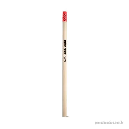 Lápis com Borracha personalizados - O Lápis em Madeira Natural é clássico e funcional, ideal para uso escolar, corporativo ou como brinde promocional. Produzido em madeira natural, possui borracha no topo para maior praticidade. Com grau de dureza HB, oferece escrita suave e versátil, adequada para diferentes tipos de uso. Produto certificado de acordo com a portaria Inmetro nº423 de 8/out/2021, garantindo qualidade e segurança. A cor e o resultado da impressão nos materiais naturais podem variar entre produtos, tornando cada peça única.  Dimensões:  ø7 x 190 mm