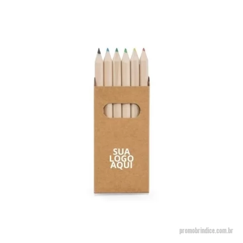 Lápis de cor personalizados - Mini Lápis de Cor Personalizado. Caixa de cartão contendo 6 mini lápis de cor, um brinde ideal para brindes corporativos e brindes para empresa. Este produto segue os padrões de qualidade estabelecidos pela portaria Inmetro nº423 de 8 de outubro de 2021, garantindo segurança e confiabilidade. Com dimensões de 45 x 90 x 9 mm, é uma opção compacta e colorida para presentear e promover sua marca de forma criativa e certificada