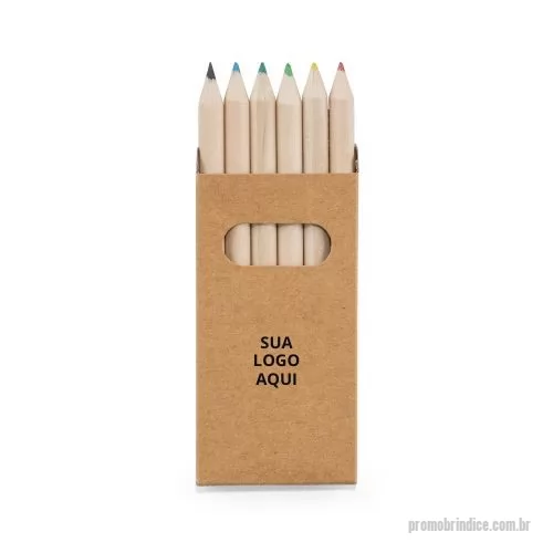 Lápis de cor personalizados - A Caixa de Papel Kraft Reciclado com 6 mini lápis de cor é uma opção prática e sustentável para brindes criativos e educativos. Produzida em material reciclado, é compacta e fácil de transportar, ideal para uso escolar, eventos corporativos ou como lembrança promocional. Produto certificado de acordo com a portaria Inmetro nº423 de 8/out/2021, garantindo qualidade e segurança.  Dimensões:  Caixa: 45 x 90 x 9 mm
