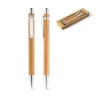 Conjunto de esferográfica e lapiseira em bambu. Esferográfica até 1.5 km de escrita em azul. Lapiseira com grafite 0’7. Fornecida em estojo de cartão, proveniente de gestão florestal sustentável. A cor e o resultado da impressão nos materiais naturai