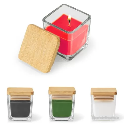 Lembrancinha de Casamento personalizada - Vela aromática de 50 g, em copo de vidro com tampa de bambu. As diversas fragrâncias ajudam a criar um ambiente mais relaxante em sua casa, adaptado às suas preferências. Fornecido em caixa de oferta individual. A cor e o resultado da impressão nos materiais naturais pode variar entre produtos. Cor 103 - Canela Cor 105 - Flores japonesas (Sakura) Cor 106 - Baunilha Cor 109 - Maçã verde 53 x 53 x 57 mm | Caixa: 55 x 55 x 60 mm