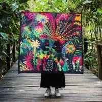 Lenços quadrados personalizados nos tamanhos 70x70 cm, 80x80 cm, 90x90 cm e 100x100 cm. Todos os tamanhos listados têm o mesmo preço unitário nesta faixa. Tecido soft touch com toque de seda, composto por 93% poliéster e 7% elastano, com acabamento em bainha. Valor unitário de R$ 39,90 na faixa de 201 ou mais unidades. A faixa de preço considera o total de peças do pedido, sem contar embalagens. O mínimo de produção é de 10 unidades por mesma estampa, modelo e tamanho. Envie sua arte ou referências e receba uma prévia digital gratuita para aprovação antes da produção. Frete calculado à parte. Pesos unitários por tamanho: 70x70 cm, 38 g; 80x80 cm, 53 g; 90x90 cm, 67 g; 100x100 cm, 67 g.