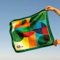 Sedinha 70x70, bainha. Lenço leve, de toque sedoso, com estampa total sem limite de cores e bainha costurada. Rende bem em quantidades maiores sem perder o acabamento. Também em 50x50 e 90x90. Para eventos, endomarketing, lojas e uniformes. Pedido mínimo: 30 peças. Arte criada pelo nosso estúdio, sem custo no pedido fechado. Fábrica própria no Rio de Janeiro e envio para todo o Brasil. Prazo a partir de 15 dias úteis após a aprovação da arte e o pagamento.