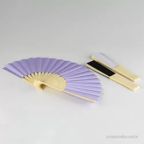 Leque dobrável personalizado - Descrição: Leve, compacto e indispensável nos dias quentes, este leque combina funcionalidade e elegância. Feito de papel e detalhe em plástico, proporciona uma brisa refrescante a qualquer hora, trazendo conforto e alívio imediato. Perfeito para se ter sempre por perto, seja no trabalho, em passeios ou em eventos ao ar livre. Um aliado essencial para o dia a dia!  Altura :  21,3 cm  Largura :  2,9 cm  Profundidade :  1,3 cm  Medidas aproximadas para gravação (CxL):  0,5 cm x 3 cm  Peso aproximado (g):  36