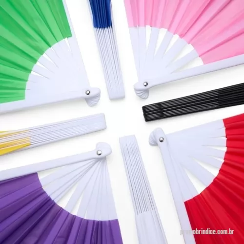 Leque dobrável personalizado - Descrição: Leque com estrutura resistente em plástico e tecido em tafetá.  Altura :  29 cm  Largura :  4 cm  Comprimento :  54 cm