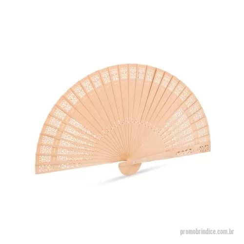 Leque personalizado -  Leque em madeira com detalhes decorativos vazados, junção em fio de nylon e parafuso metálico.