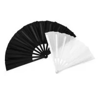 Abane-se e ouça o som que só o nosso leque tem! Feito em tecido oxford e com cabo plástico, possui fácil manuseio e fechamento. É o presente ideal para refrescar os dias mais quentes, o "ventilador natural" que todos vão adorar.
