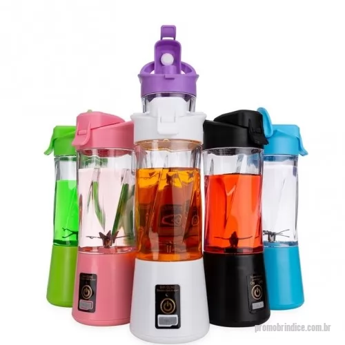 Liquidificador personalizado - Mini liquidificador smart com capacidade de 300ml. Contém tampa rosqueável de polipropileno com alça para transporte e bocal com trava de proteção, copo de policarbonato, ventoinha inox com 6 lâminas e base plástica com borrachas antiderrapantes. Base e tampa com sistema de vedação em silicone. Acompanha cabo USB.