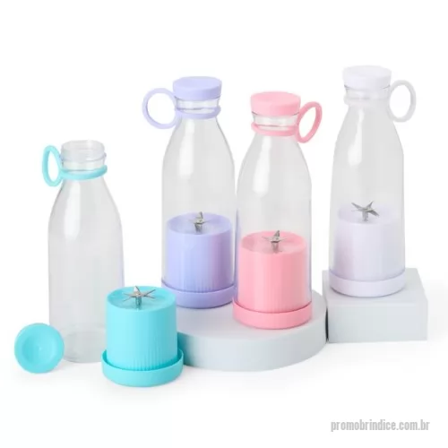 Liquidificador personalizado - Mini liquidificador portátil com capacidade de 380ml. Contém tampa rosqueável plástica com alça emborrachada para transporte, ventoinha inox 6 lâminas e base plástica com borrachas antiderrapantes. Acompanha cabo USB. Obs. (Para o funcionamento do produto a quantidade total de frutas/água adicionadas não deve exceder 300ml).