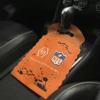 Lixocar Personalizado Produzido em TNT de alta qualidade (gramatura 45) com medidas de 17×26 cm e área de personalização de 13×16 cm. Possui bordas seladas, garantindo maior resistência e durabilidade. Personalização em Silk com até 3 cores, ideal para divulgação da sua marca de forma prática e elegante.
